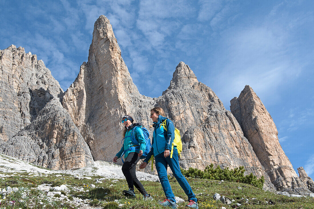 Wanderer am Fuße der Drei Zinnen, Naturpark Drei Zinnen, Sextener Dolomiten, Südtirol, Trentino, Italien