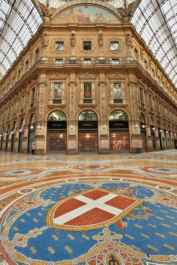 Kunstvolles Bodenmosaik in der Galleria Vittorio Emanuele II, Einkaufsgalerie und Wahrzeichen. Mailand, Italien