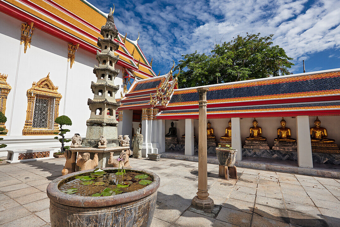  Ein kleiner Innenhof im Wat Pho Tempel in Bangkok, Thailand. 