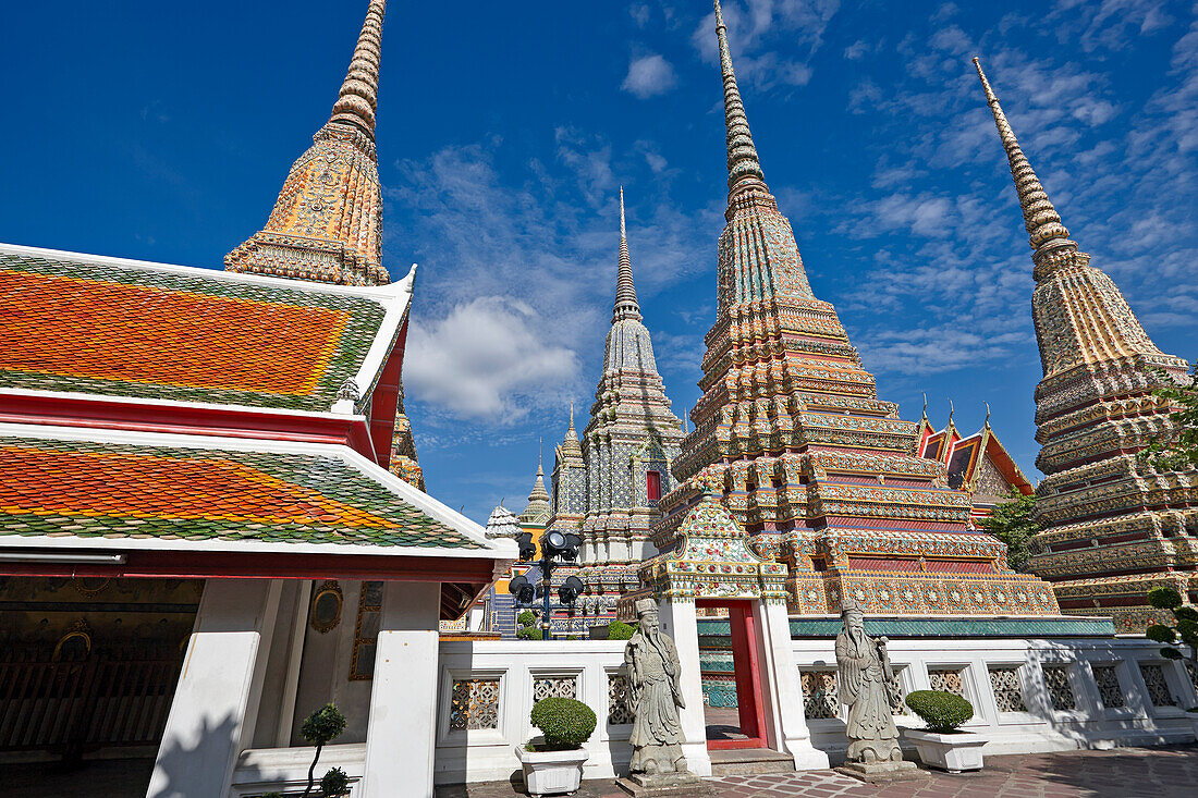  Außenansicht des Phra Maha Chedi Si Rajakarn, der großen Pagoden der vier Könige im Wat Pho-Tempel in Bangkok, Thailand. 