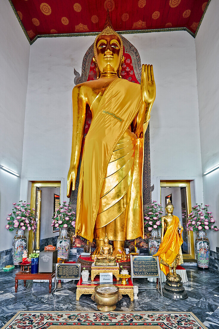  Phra Buddha Lokanat, eine stehende goldene Buddha-Statue in der East Assembly Hall im Wat Pho-Tempel in Bangkok, Thailand. 