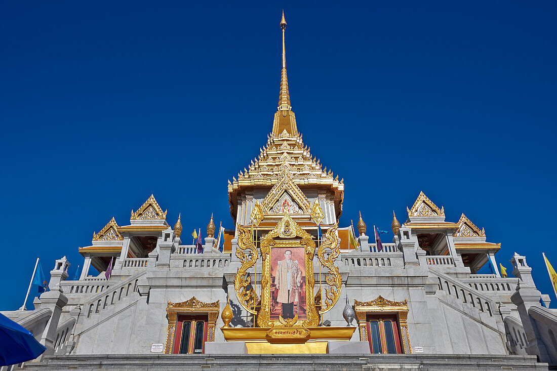  Porträt von Bhumibol Adulyadej, dem neunten König von Thailand von 1946 bis 2016, im Wat Traimit Tempel. Bangkok, Thailand. 