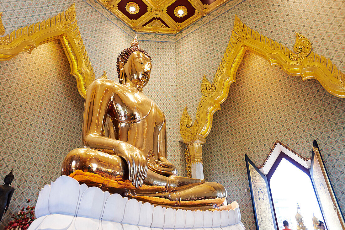  Großes Buddha-Abbild aus massivem Gold, aufbewahrt im Wat Traimit-Tempel. Bangkok, Thailand. 