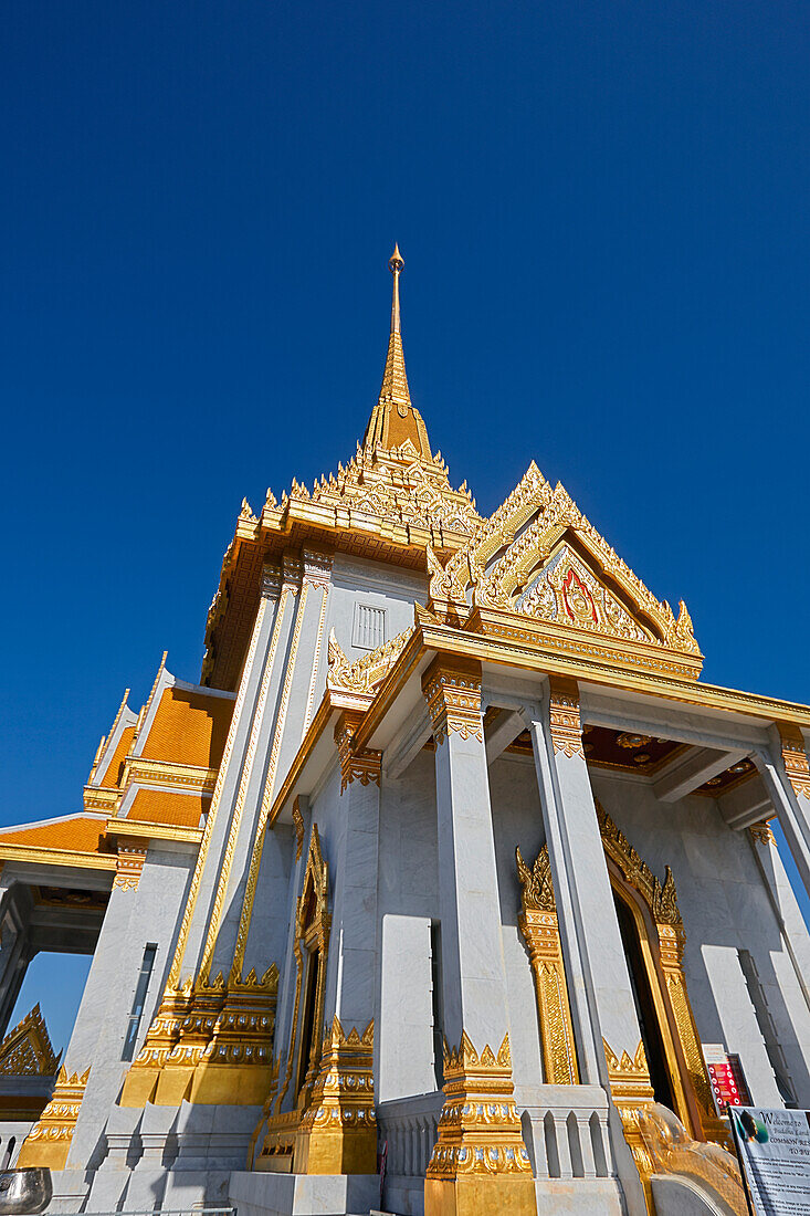 Wat Traimit-Tempel an einem hellen, sonnigen Tag. Bangkok, Thailand.