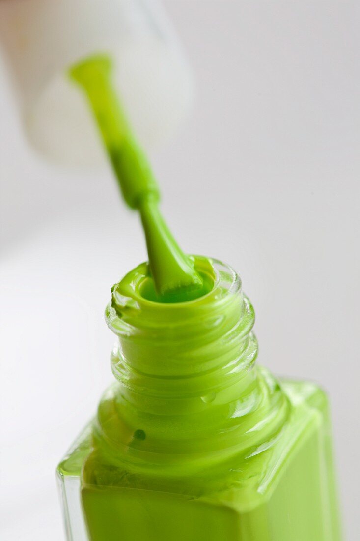 Grüner Nagellack, geöffnetes Fläschchen mit Pinsel