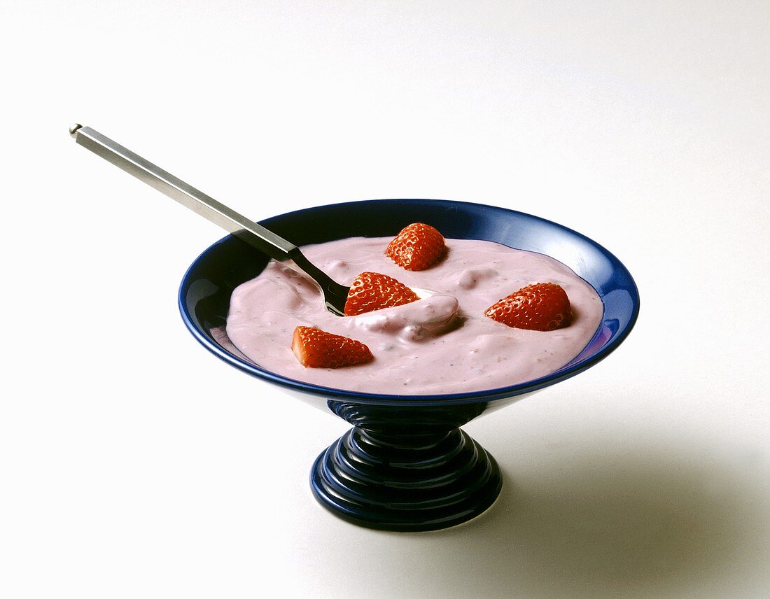 Joghurt; frische Erdbeeren