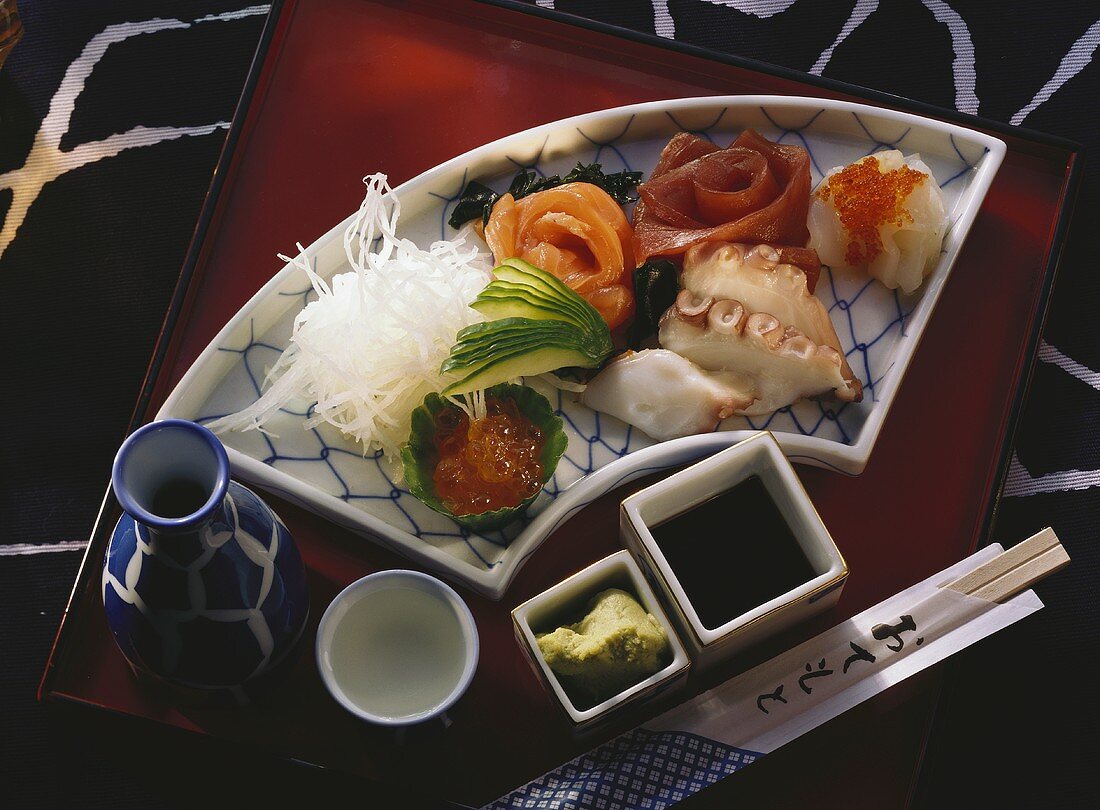 Japanisches Vorspeisentableau mit rohem Fisch & Kaviar