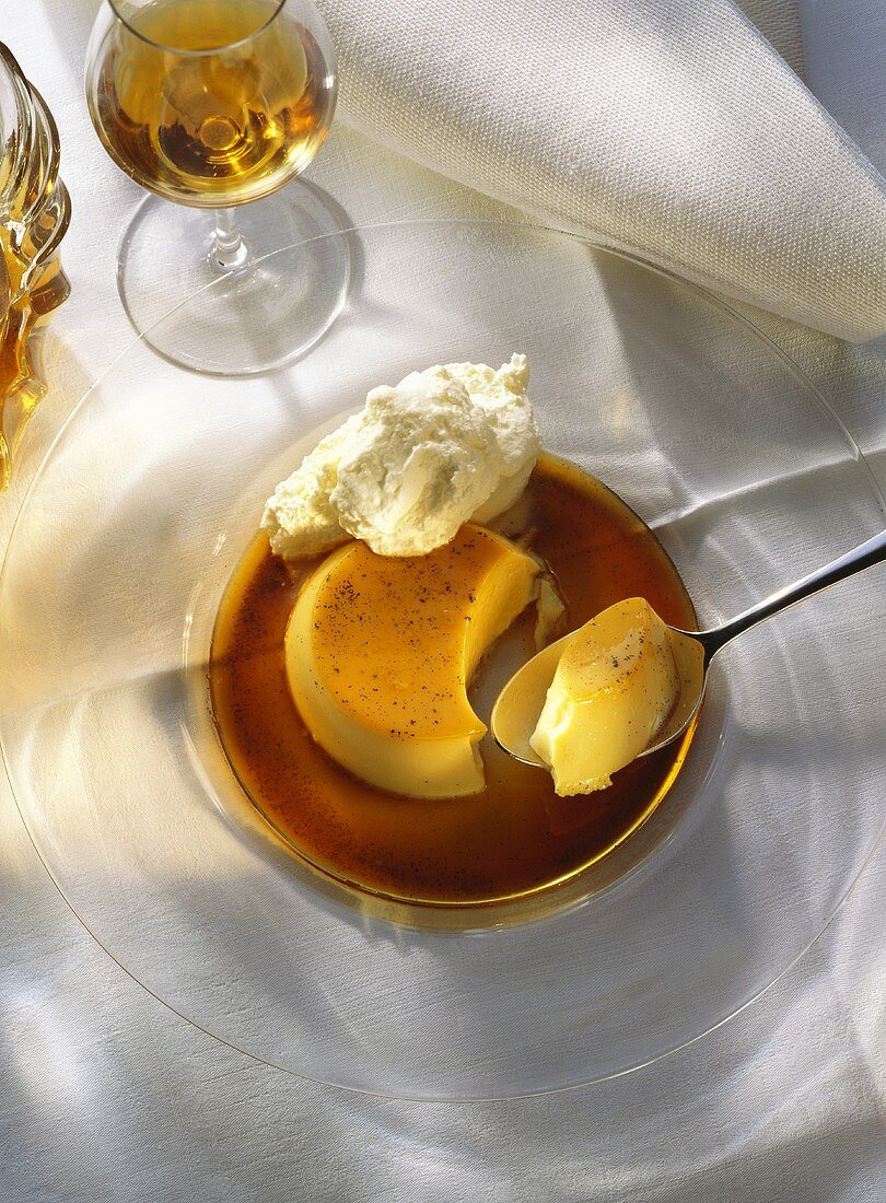 Crème Caramel auf Glasteller