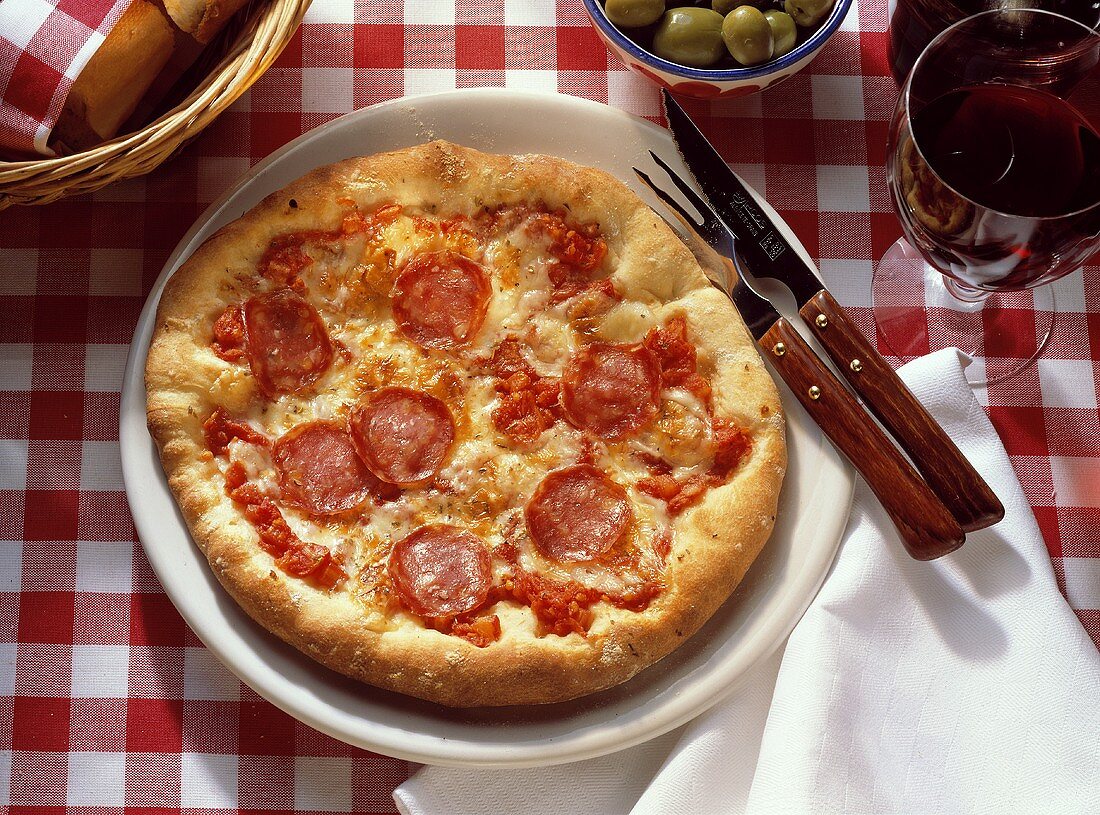 Pizza alla salsiccia (pepperoni pizza, Italy)