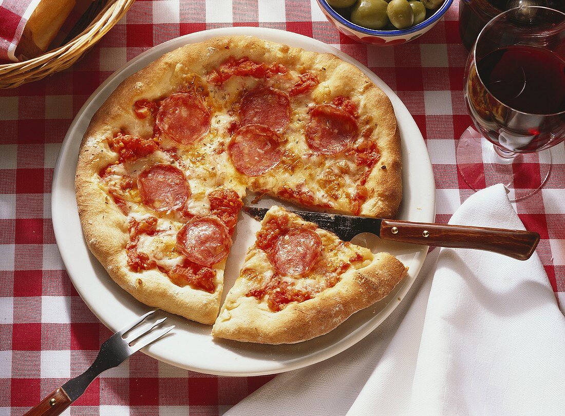 Pizza alla salsiccia (Pizza Salami, angeschnitten, Italien)
