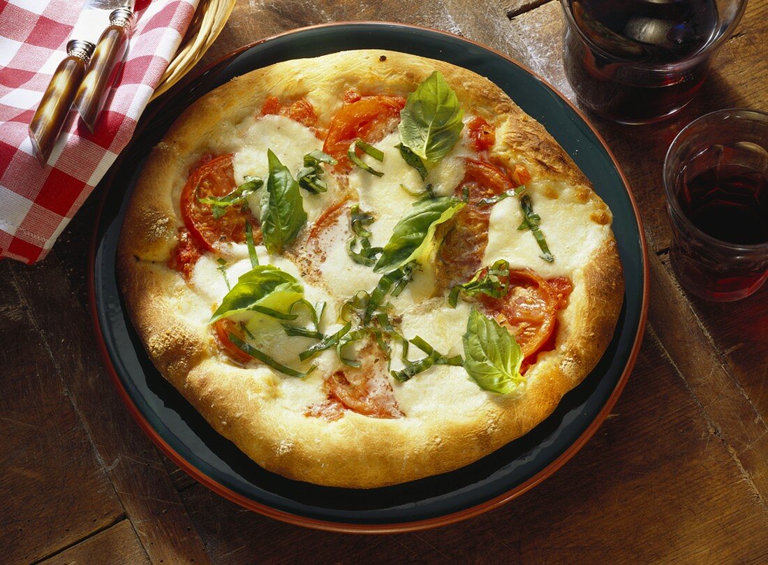 Pizza margherita (Pizza Tomaten und Mozzarella, Italien)