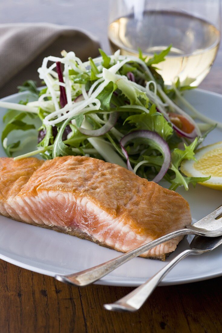 Seared salmon fillet with green salad