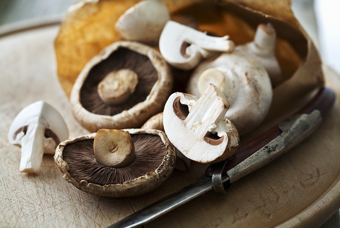 Chestnut mushrooms and white button mushrooms with knife