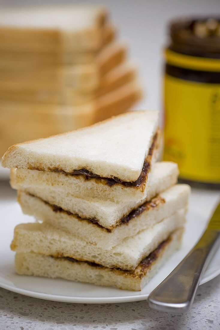 Sandwiches mit Vegemite (würziger Brotaufstrich, Australien)