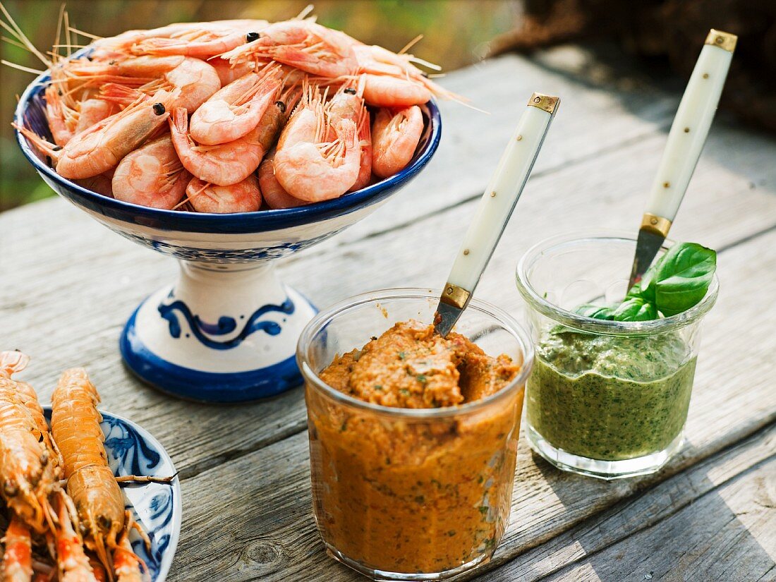 Shrimps und Scampi mit rotem und grünem Pesto