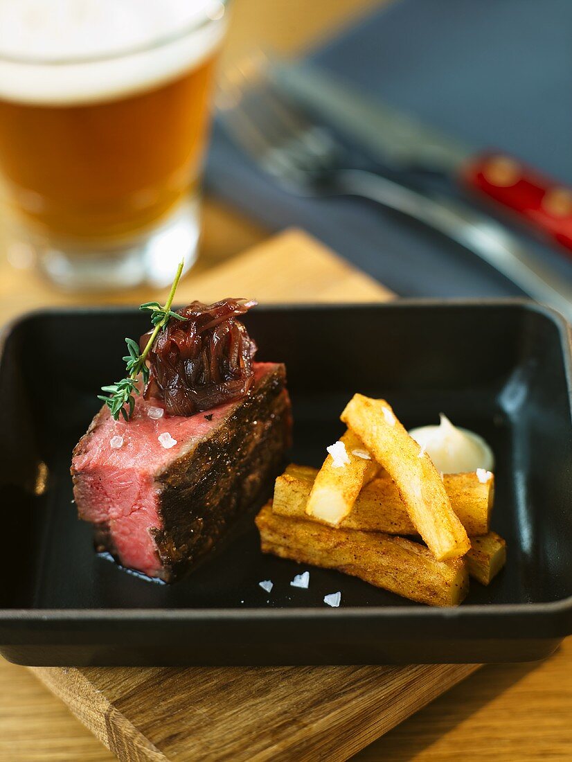 Gegrilltes Rindersteak mit Zwiebelchutney, Pommes und Aioli