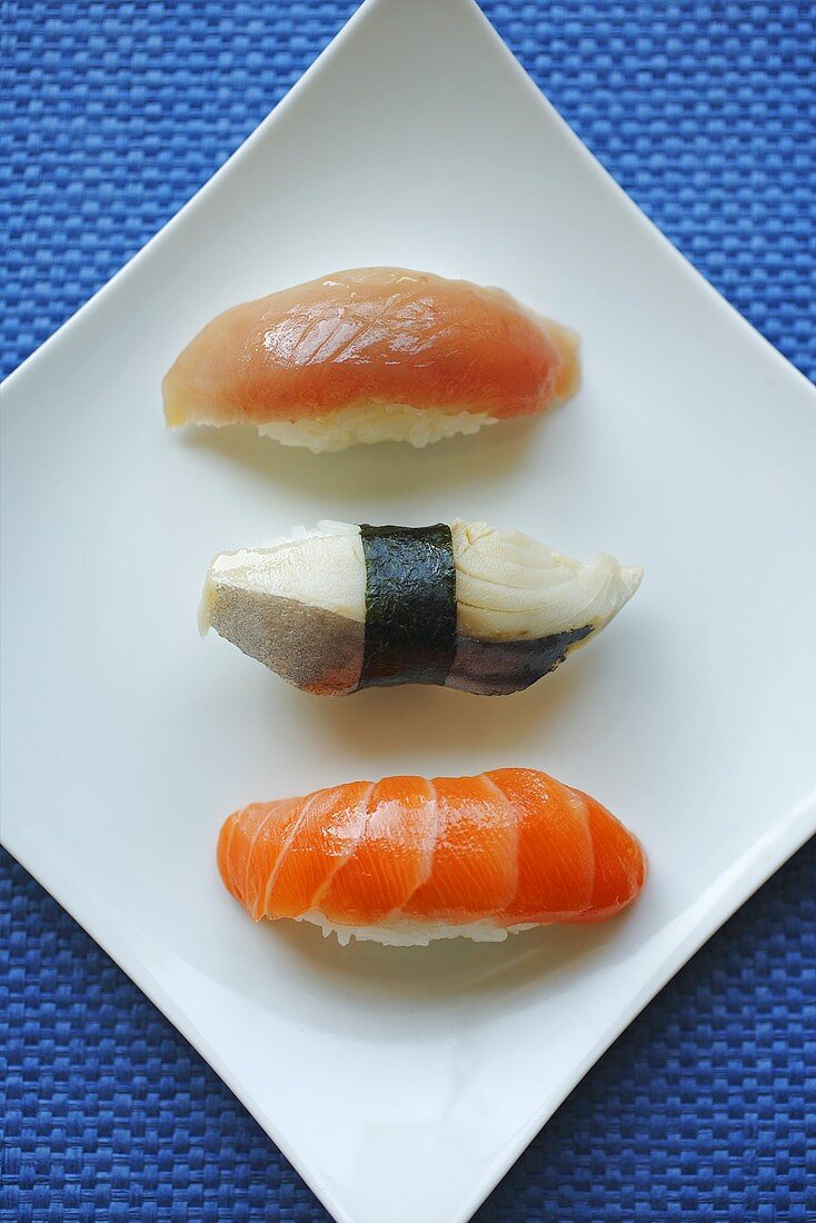Nigiri-Sushi mit Lachs, Makrele und Thunfisch (Draufsicht)