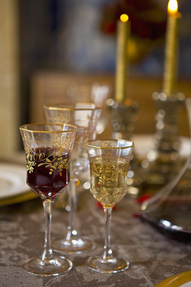 Verzierte Weingläser auf gedecktem Tisch