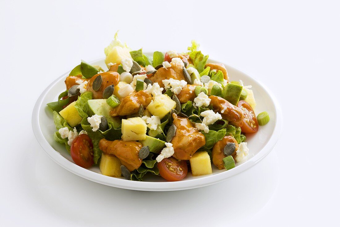 Gemüsesalat mit Ananas, Hähnchen und Feta