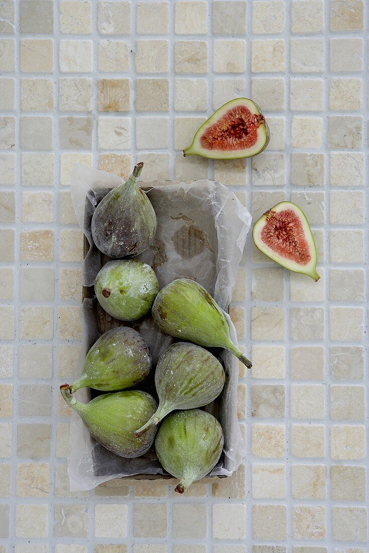 Fresh figs in a box (overhead view)