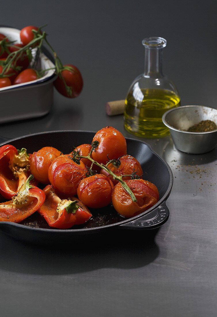 Gebratene Tomaten und Paprika in der Pfanne