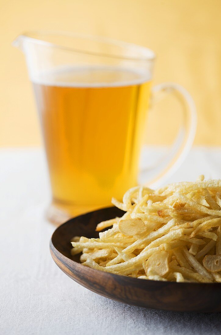 Pommes frites mit Knoblauch und Glas Bier