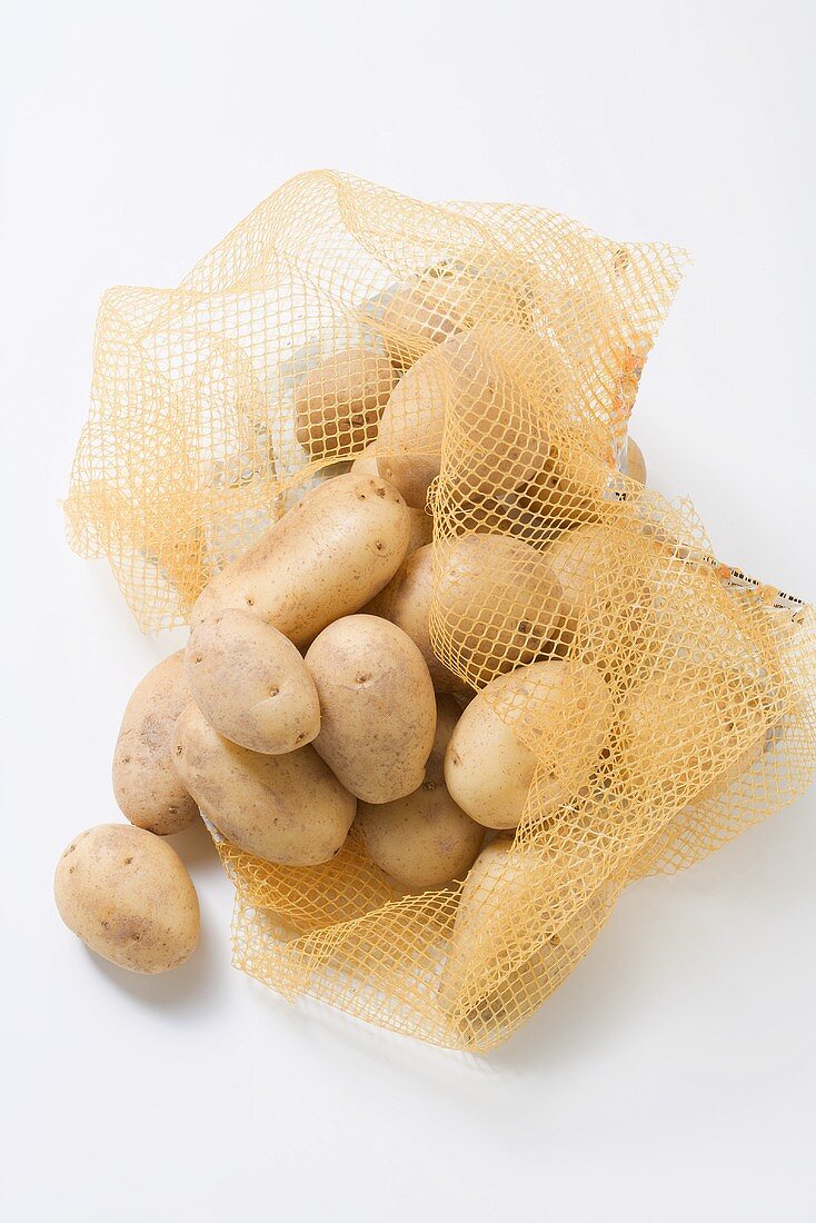 Geöffnetes netz mit Kartoffeln