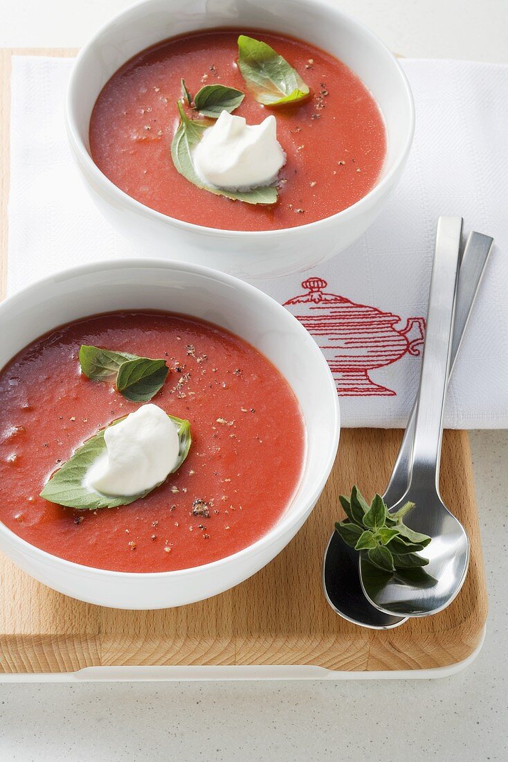 Cremige Tomatensuppe mit Chili-Sahne