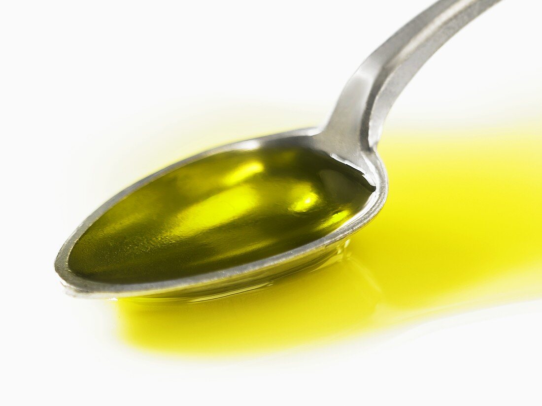 Ein Löffel mit Olivenöl (Nahaufnahme)
