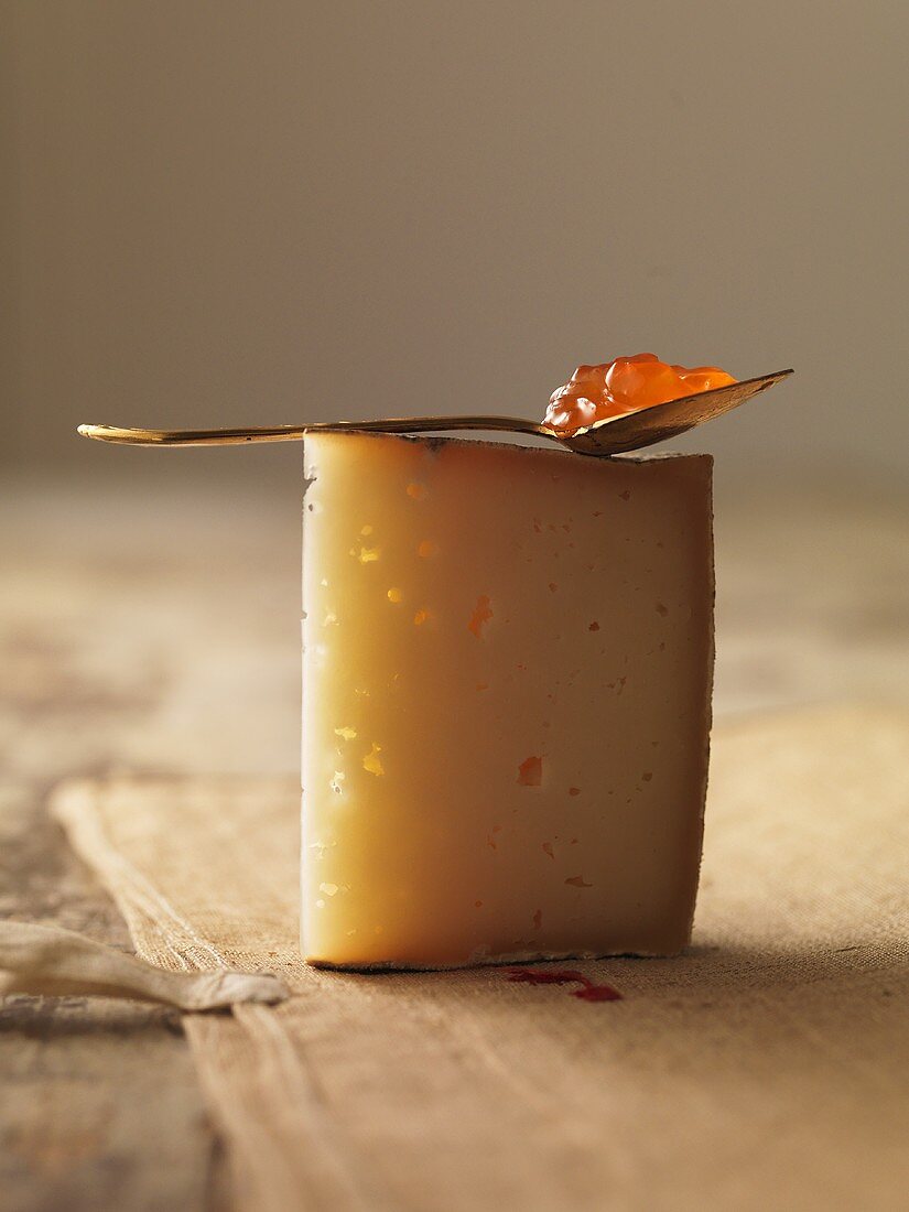 Basque cheese with allspice jelly