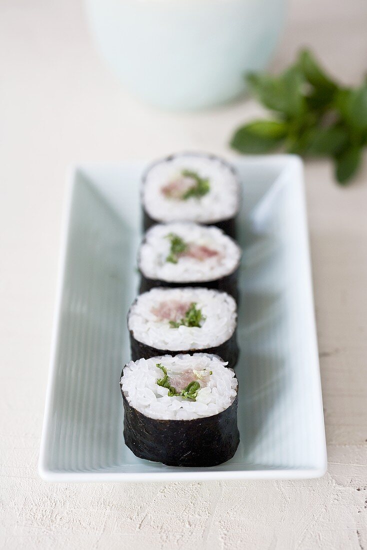 Maki-Sushi mit Thunfisch und japanischen Lauchröllchen