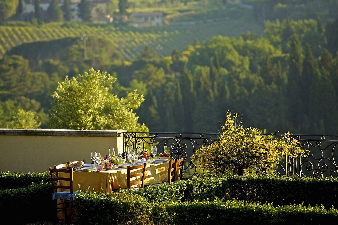 Gedeckter Tisch in einem Garten in der Toskana