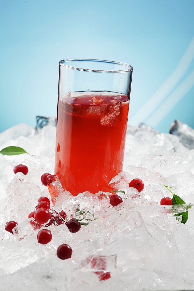 Ein Glas Cranberrysaft auf Eiswürfeln