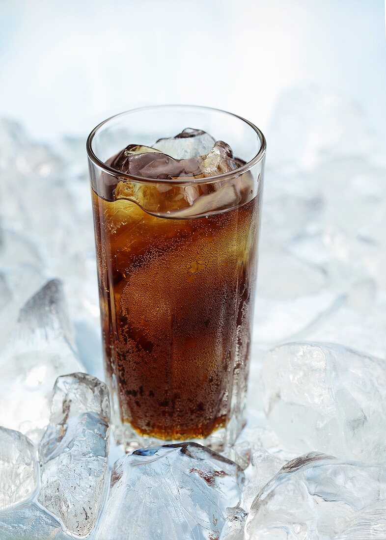 Ein Glas Cola auf Eiswürfeln