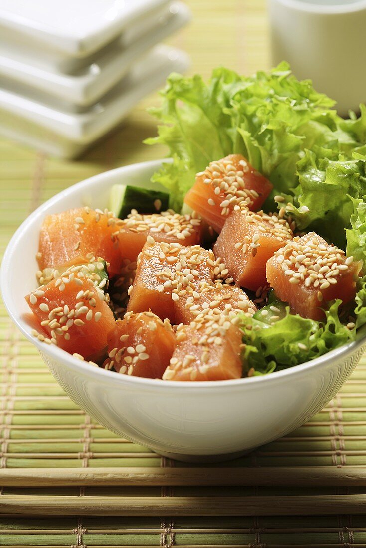 Diced salmon with sesame on a bed of salad (Asia)