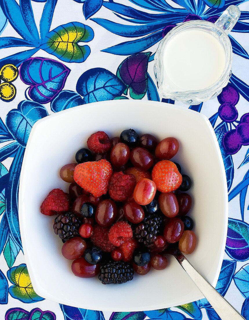 Frische Beeren und Trauben mit Sahne