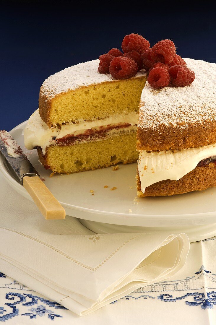 Sponge cake with cream and raspberries