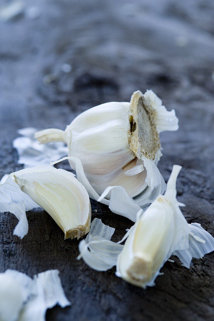 Knoblauch auf Holzuntergrund