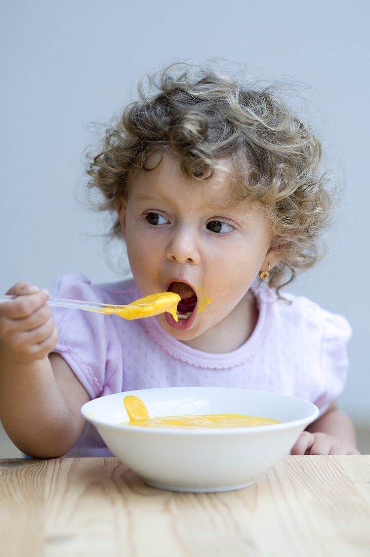 Kleines Mädchen isst Babybrei