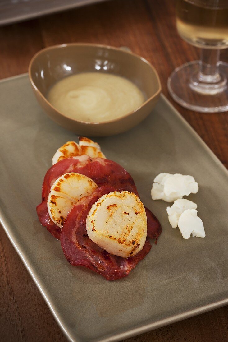 Fried scallops on ham with cauliflower soup