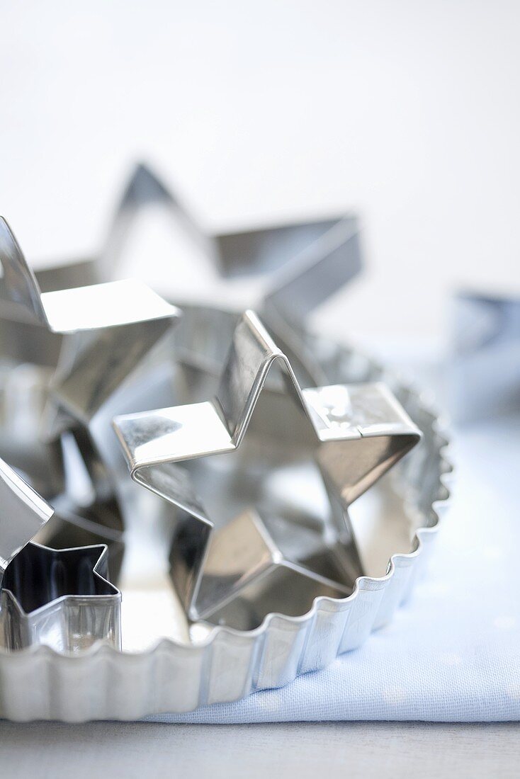 Star-shaped cutters and a tart tin