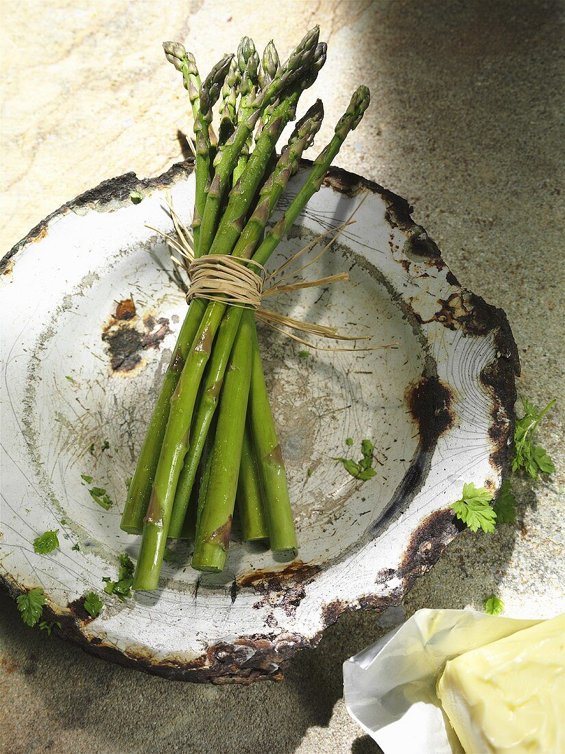 Grüner Spargel auf altem Teller