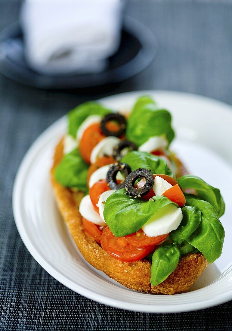 Ciabatta mit Tomaten, Mozzarella und Basilikum