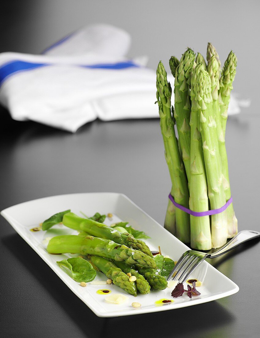 Green asparagus, cooked and fresh