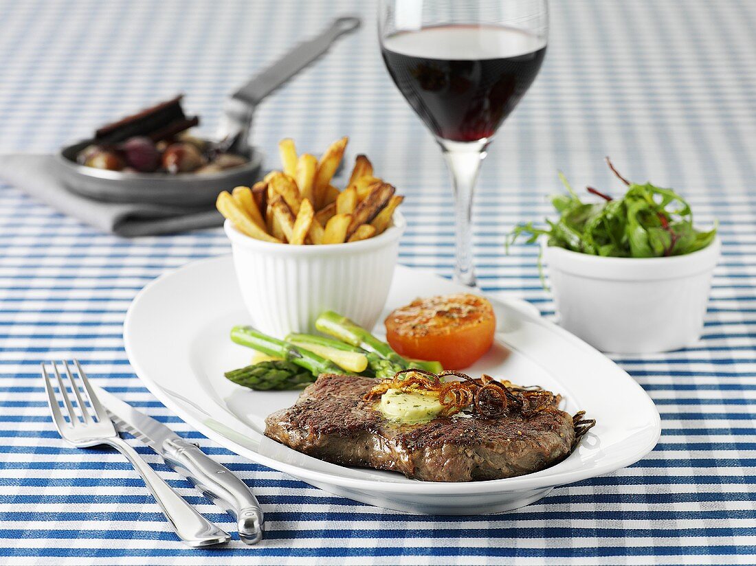 Rindersteak mit grünem Spargel und Pommes frites