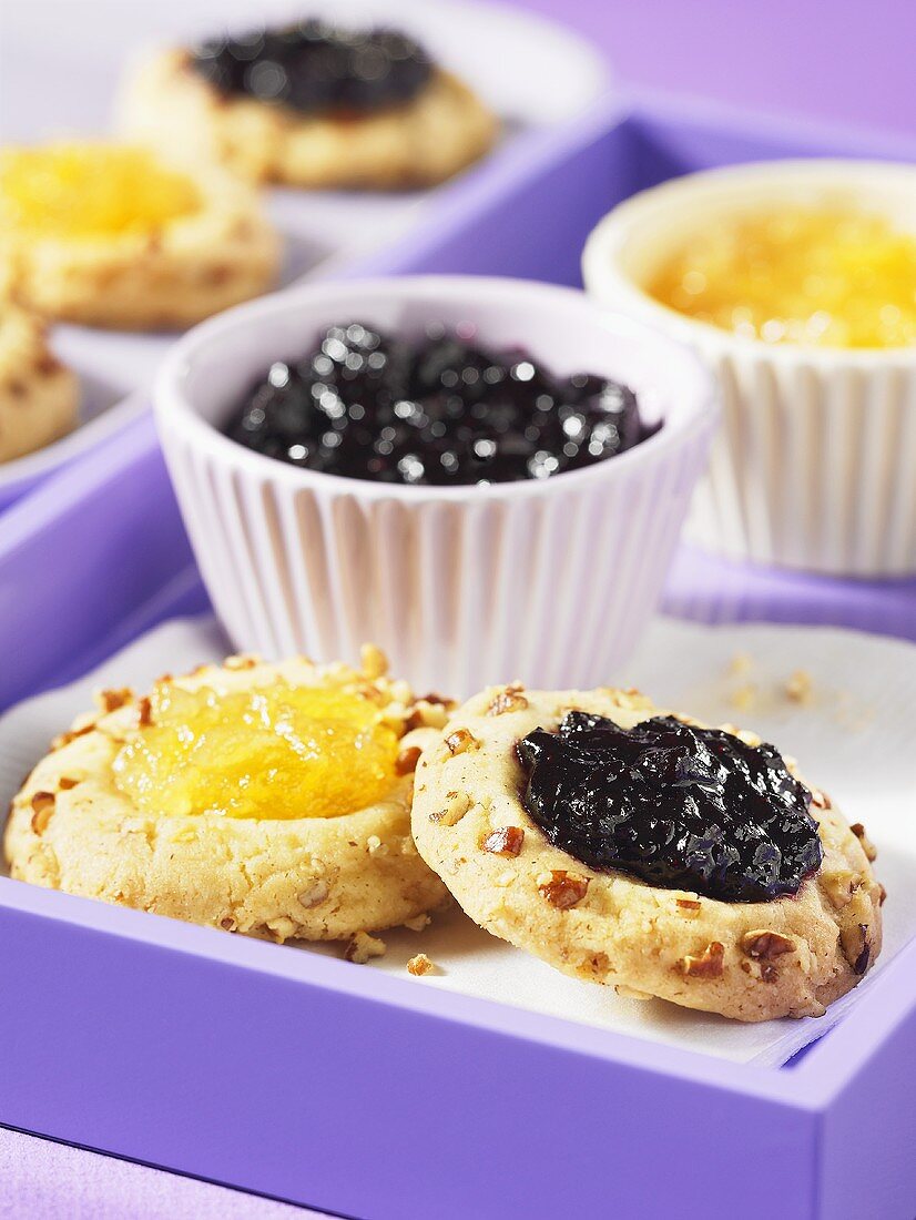 Marmeladenplätzchen mit Ananas- und Heidelbeermarmelade