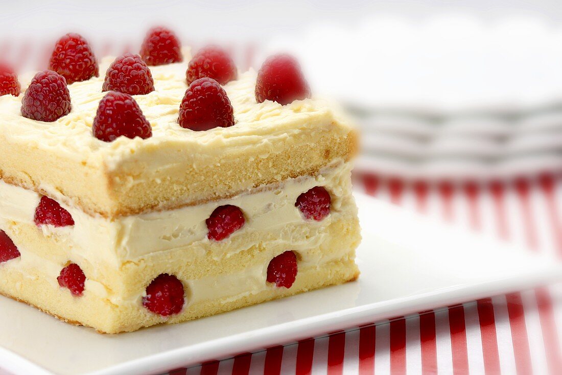Sponge cake with white chocolate and raspberries