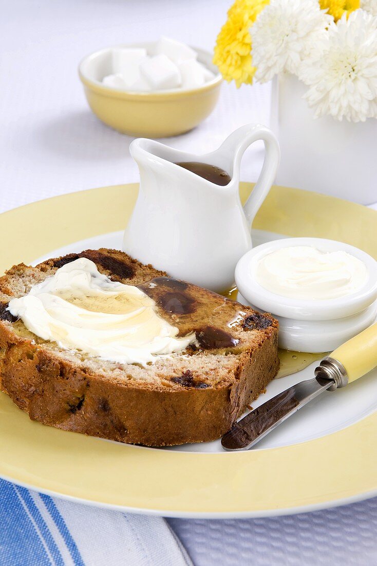 Frühstücks-Rosinenkuchen (Currant cake) mit Clotted cream