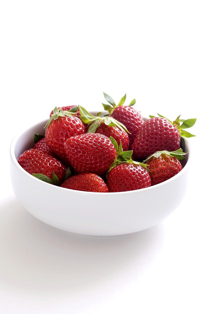Erdbeeren in einem weissen Schälchen