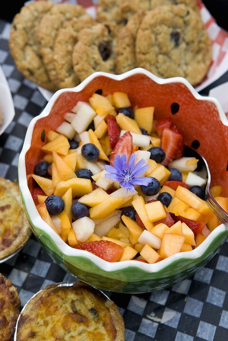 Obstsalat und Cookies